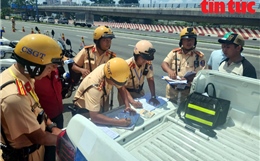 TP Hồ Chí Minh: CSGT lập chốt kiểm tra xe khách, xe hàng phát hiện nhiều vi phạm