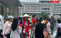 TP Hồ Chí Minh: Hàng rong &#39;bủa vây&#39; Dinh Độc Lập chèo kéo du khách