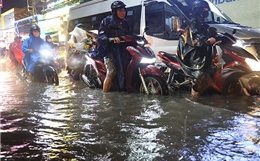 Mưa lớn gây ngập hàng loạt tuyến đường ở TP Hồ Chí Minh