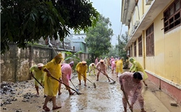 CSGT TP Hồ Chí Minh sát cánh cùng người dân Quy Nhơn khắc phục hậu quả mưa lũ