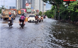 TP Hồ Chí Minh: Triều cường dâng cao, nhiều tuyến đường ngập sâu