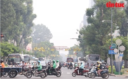 Sương mù đục ngầu bao phủ nhiều tuyến đường trung tâm TP Hồ Chí Minh