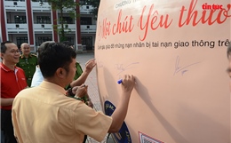 Ngày hội ATGT học đường với mô hình mũ bảo hiểm lớn nhất Việt Nam