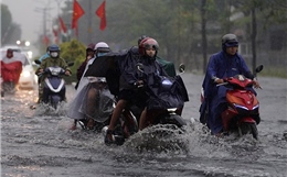 Mưa trái mùa gây ngập nhiều tuyến đường ở TP Hồ Chí Minh