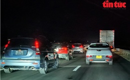 Giao thông ùn tắc kéo dài trên cao tốc Trung Lương - Mỹ Thuận