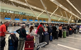 TP Hồ Chí Minh: Bến xe, ga tàu, sân bay đông nghịt người về quê đón Tết