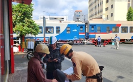 TP Hồ Chí Minh: Xử phạt nhiều trường hợp vi phạm tại điểm giao cắt đường sắt