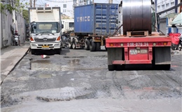 TP Hồ Chí Minh: Cận cảnh đường Bến Nghé xuống cấp, chi chít ‘ổ voi', 'ổ gà’