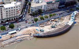 Cầu đi bộ qua sông Sài Gòn dần thành hình sau hơn 1 năm thi công