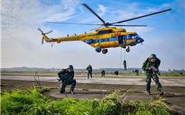 Chiến sĩ đặc công, trinh sát đặc nhiệm huấn luyện nhảy dù tại sân bay Biên Hòa