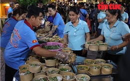 Những chàng trai trẻ 'giữ lửa' tiệm mì 0 đồng ở TP Hồ Chí Minh