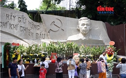 Dòng người thành kính tri ân các anh hùng liệt sĩ tại Công viên Lê Thị Riêng