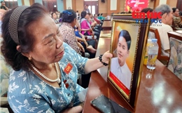 54 gia đình liệt sĩ xúc động nhận ảnh phục dựng người thân trong chương trình 'Tri ân người giữ lửa'