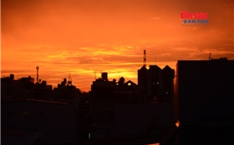 Khoảnh khắc bầu trời nhuộm cam vàng sau cơn mưa tại TP Hồ Chí Minh