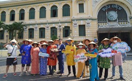 Đoàn khách Trung Quốc đầu tiên trở lại TP Hồ Chí Minh