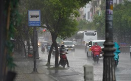 TP Hồ Chí Minh: Mưa lớn xuất hiện liên tục, người đi đường trở tay không kịp