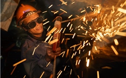 Công nhân tất bật thi công xuyên đêm trên cao tốc Quảng Ngãi – Hoài Nhơn