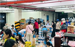 Đông đảo người dân đến Ủy ban Mặt trận Tổ quốc Việt Nam TP Hồ Chí Minh ủng hộ đồng bào miền Trung