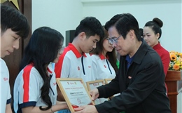 Trao học bổng cho sinh viên, học sinh nghèo vượt khó tại các tỉnh phía Nam