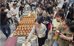 TP Hồ Chí Minh: Người dân xếp hàng chờ thưởng thức các loại bánh mới
