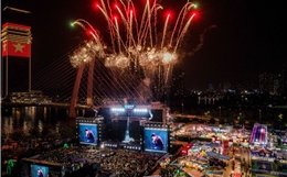 TP Hồ Chí Minh: 'Biển' người chờ xem chương trình bắn pháo hoa mừng năm mới 2026