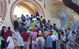 TP Hồ Chí Minh nhộn nhịp du khách ngày đầu nghỉ Tết Dương lịch