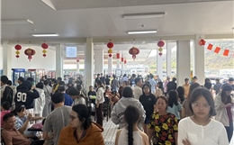 Người dân xếp hàng dài chờ dịch vụ tại các trạm dừng chân trên tuyến cao tốc Bắc - Nam