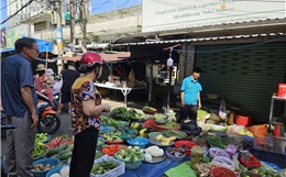 TP Hồ Chí Minh: Chợ truyền thống mở bán xuyên Tết, nhiều mặt hàng giảm giá sâu