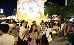 TP Hồ Chí Minh: 'Biển người' đổ về trung tâm thành phố vui chơi, chờ đón giao thừa