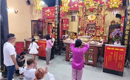 Người dân du xuân đầu năm với nhiều kỳ vọng mới