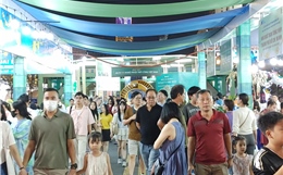 Metro chật kín khách, Đường hoa - Đường sách đông nghịt tối mùng 5