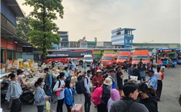 TP Hồ Chí Minh: Đông đảo hành khách đổ về bến xe, sân bay trong ngày 26 Tết