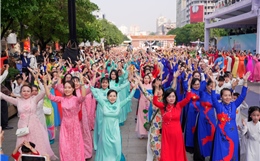 TP Hồ Chí Minh: Đồng diễn dân vũ áo dài trên phố trong ngày 8/3