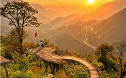 Du khách thích thú ngắm hoàng hôn trên đỉnh đèo Ô Quy Hồ