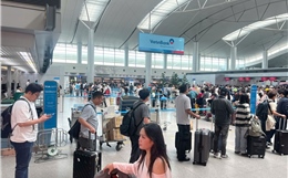 Sân bay Tân Sơn Nhất đông nghịt trong ngày 3/5