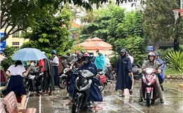 TP Hồ Chí Minh: Mặc nắng mưa, phụ huynh kiên trì chờ con ngoài cổng trường thi lớp 10