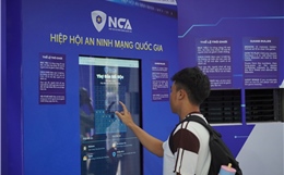 Du khách hào hứng trải nghiệm công nghệ số của ngành công an tại TP Hồ Chí Minh