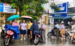 TP Hồ Chí Minh: Thí sinh vội vã đến điểm thi môn Ngoại ngữ trong mưa