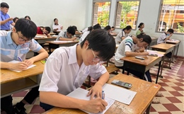 Thời tiết mát mẻ, thí sinh TP Hồ Chí Minh vui vẻ bước vào môn Toán
