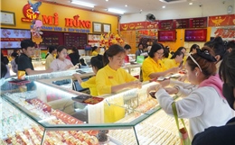 Giá vàng sáng 28/7 tiếp tục giảm, người dân tăng bán ra