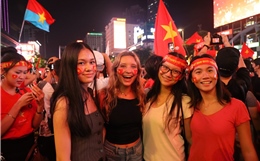 Sắc đỏ ngập phố mừng đội tuyển Việt Nam vô địch