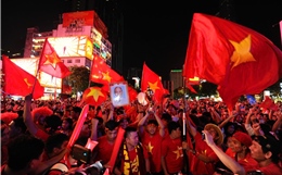 Người dân TP Hồ Chí Minh đổ ra đường ăn mừng chiến thắng, hô vang 'Việt Nam vô địch' 