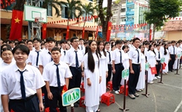 Khoảnh khắc trang nghiêm chào cờ trong ngày khai giảng năm học mới