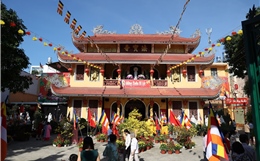 TP Hồ Chí Minh: Người dân nô nức đi lễ chùa ngày mùng 1 Tết