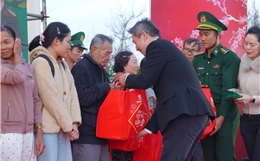 Trao 6.700 phần quà Tết tới người dân, bộ đội biên phòng tại 17 tỉnh, thành