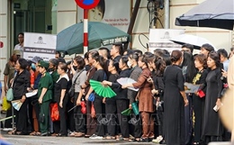 Dòng người xếp hàng vào viếng Tổng Bí thư Nguyễn Phú Trọng tại Nhà tang lễ Quốc gia 