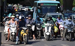 Người dân Hà Nội chống chọi với nắng nóng đỉnh điểm