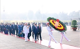 Đoàn đại biểu dự Đại hội Đảng bộ Chính phủ vào Lăng viếng Chủ tịch Hồ Chí Minh 