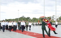 Tổng Bí thư Tô Lâm dâng hương tưởng niệm Chủ tịch Hồ Chí Minh và các Anh hùng liệt sĩ tại Phú Quốc