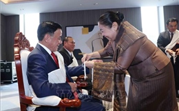Thường trực Ban Bí thư Trần Cẩm Tú dự Lễ buộc chỉ cổ tay truyền thống của Lào